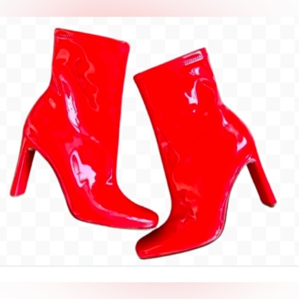 Steve Madden, size 7.5, true red, beautiful 4" heel, half calf bootie!​​​​​